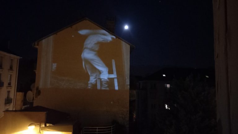 Projection de cinéma en plein air entre les montagnes.