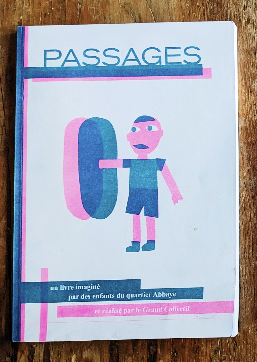 Couverture du livre collectif Passages, imaginé par des enfants du quartier Abbaye et réalisé par le Grand Collectif